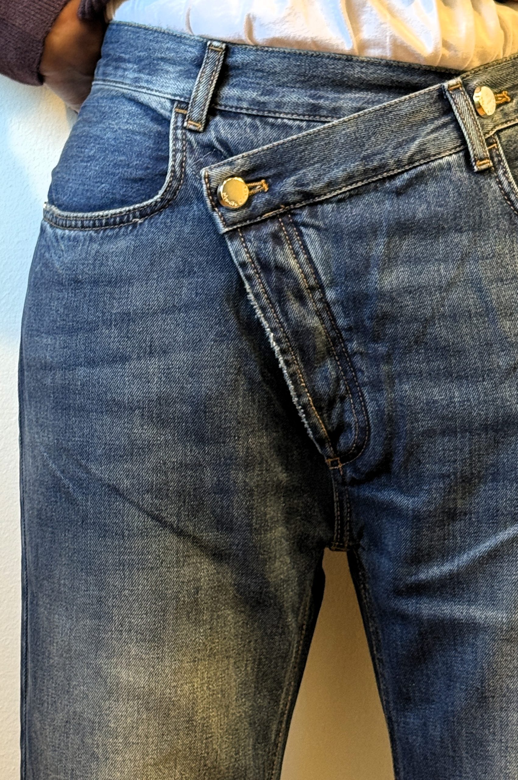 Jeans-asimmetrico-manila-grace-particolare